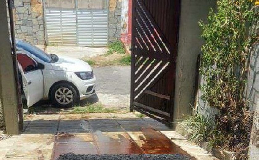 Homem é preso após atear fogo na casa da família