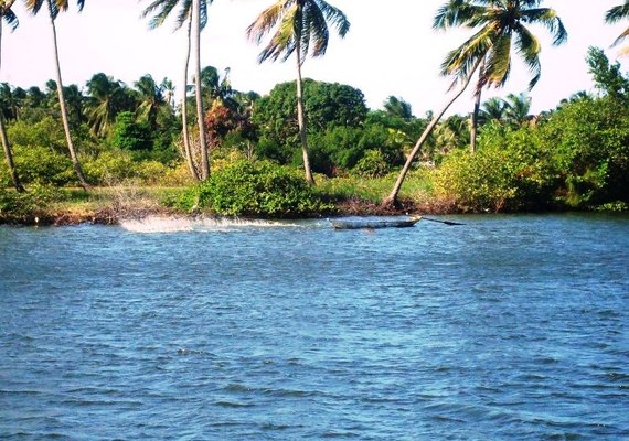 Adolescente desaparece na Lagoa Mundaú após embarcação virar quando fazia a travessia