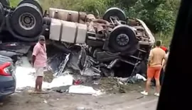 Condutor de carreta fica preso às ferragens após veículo tombar na AL-Norte