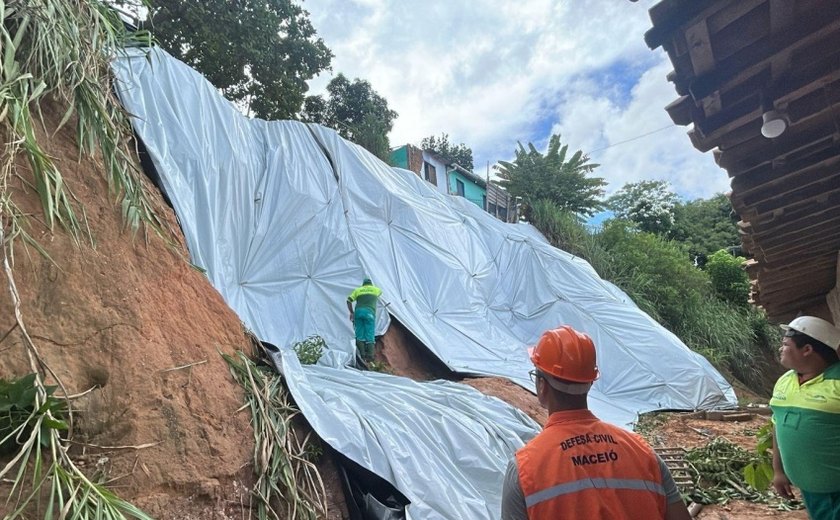 Proteção de encostas com lonas chega a 54 pontos de Maceió
