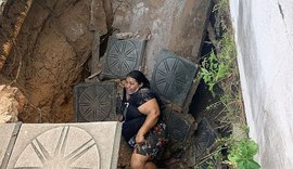 Mulher cai em um buraco após calçada ceder no interior de Alagoas