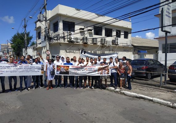 Candidatos aprovados cobram convocação do Estado
