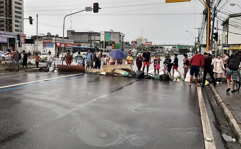 Moradores do Bom Parto que ficaram desalojados bloqueiam a Avenida Fernandes Lima