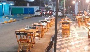 Bares e restaurantes privatizam vias públicas em Maceió
