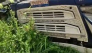 Motorista fica preso às ferragens após carreta tombar na BR-101, em Novo Lino