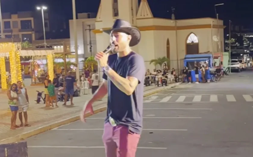 Cantor desabafa após fazer show para plateia vazia em terra natal