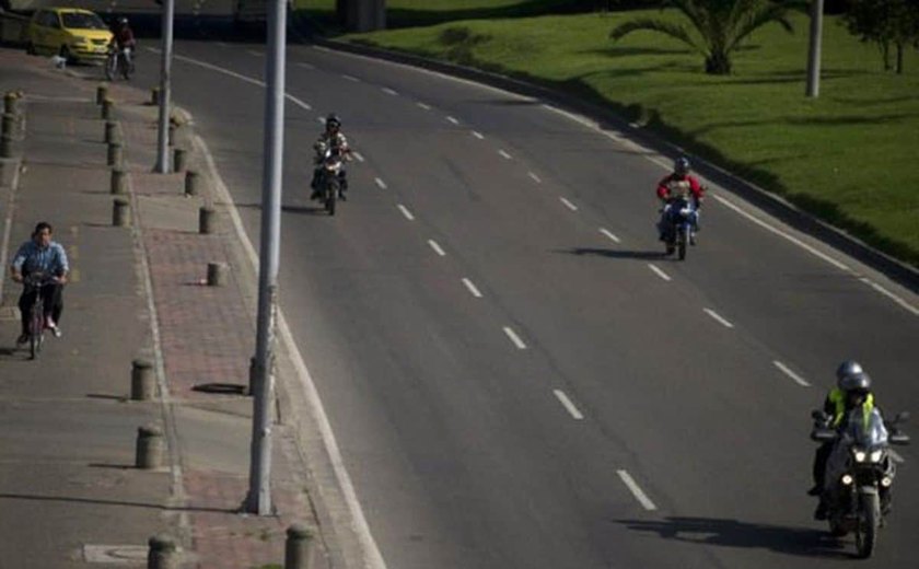 Bogotá proíbe circulação de homens na garupa de motos acima de 125 cilindradas