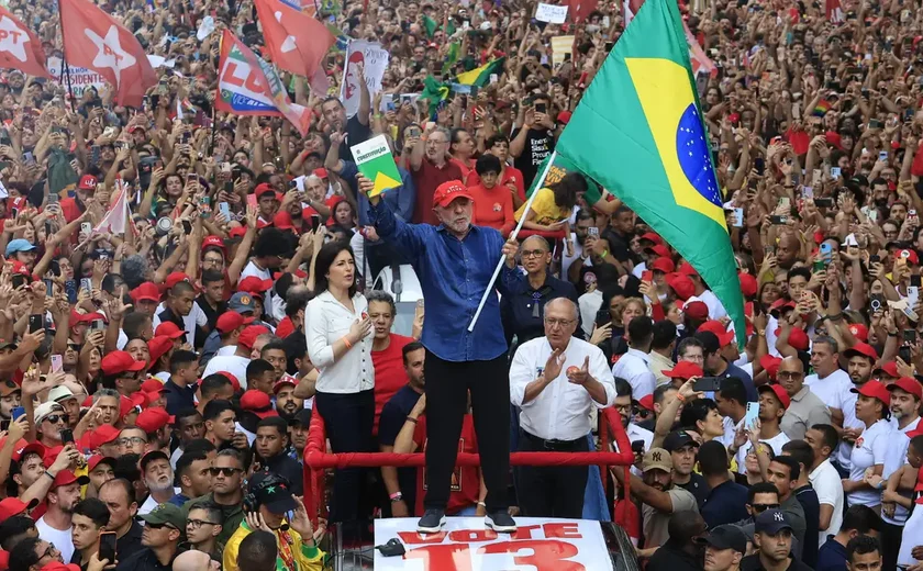 Lula é reeleito presidente do Brasil em virada histórica