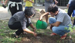 Plantio de mudas integra atividades em recepção aos calouros na Ufal