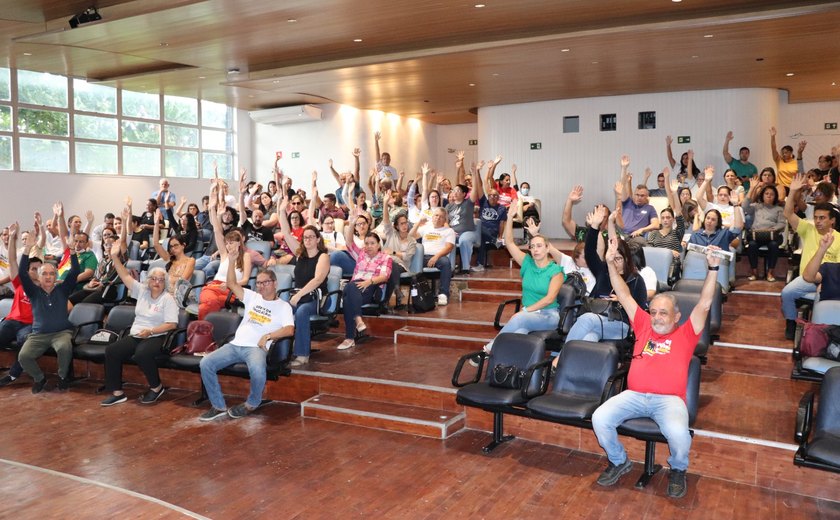 Técnicos da Ufal decidem em assembleia continuar greve