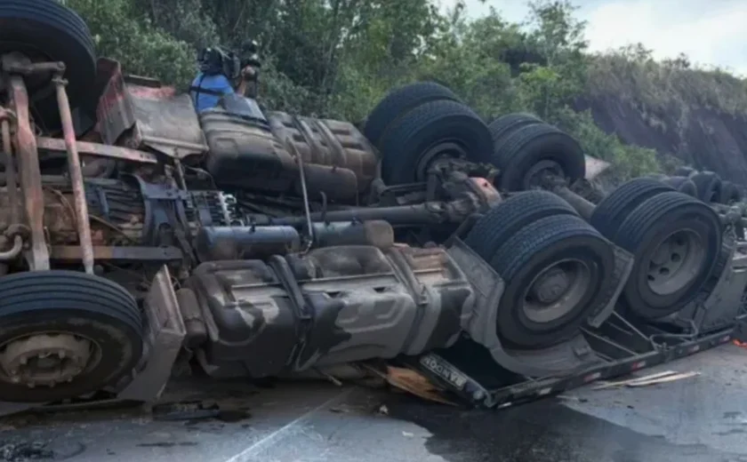 Carreta carregada de madeira tomba na AL-105 e causa lentidão em Maceió