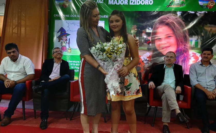 Alagoana de apenas 10 anos, lança livro em meio às festividades de seu município