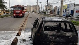 Veículo pega fogo na Via Expressa e fica completamente destruído; confira vídeo