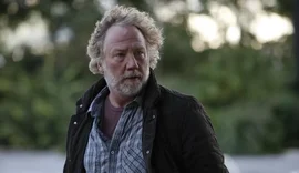 Astro da TV se entrega à polícia e nega acusações de abuso infantil