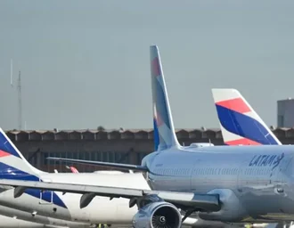 Companhia aérea deve indenizar casal que teve voo cancelado por falha técnica na aeronave