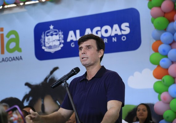 Escola reaberta em Coqueiro Seco será de tempo integral, anuncia governador