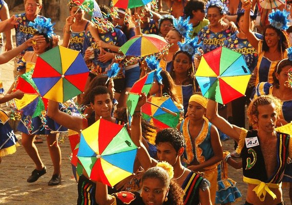Saiba o que é a ‘doença do beijo’ e se previna para brincar o Carnaval com segurança