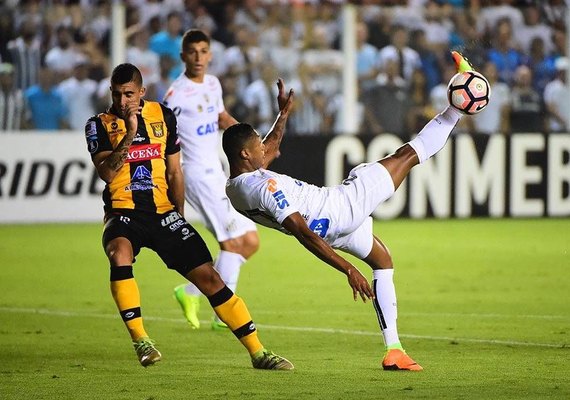 Santos bate Strongest e vira líder na Libertadores