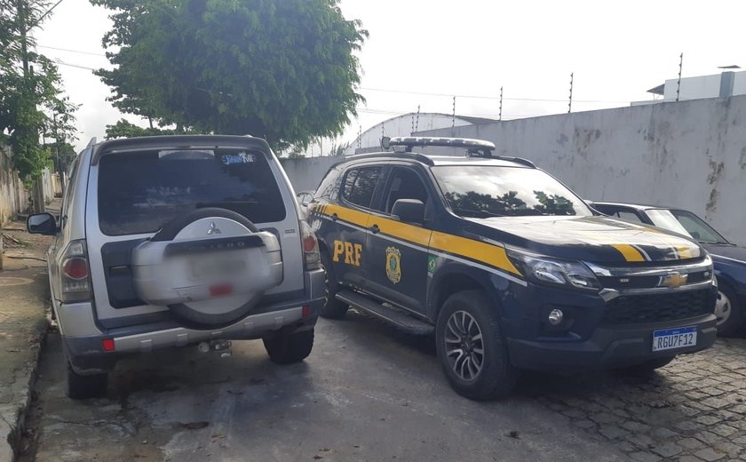 PRF prende duas pessoas e recupera um veículo roubado nas rodovias de Alagoas