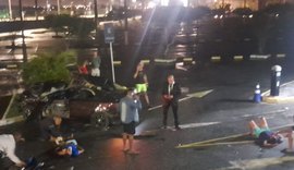 Carro invade estacionamento de shopping deixando três feridos