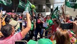 Ato do Sinteal na porta da Sefaz marca mais um dia de Greve na Educação