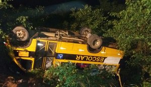 Micro-ônibus com integrantes de quadrilha junina tomba na BR-104, em Branquinha