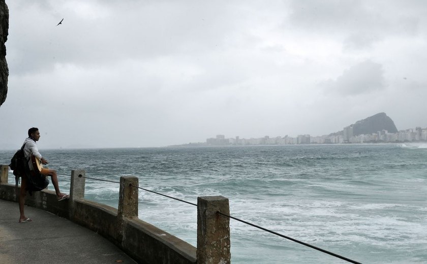 Ressaca, chuva e frio levam inverno de volta ao Rio de Janeiro
