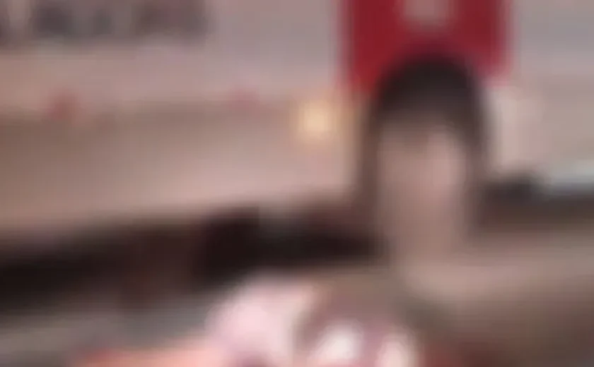 Mulher morre após colisão entre moto e ônibus na Avenida Menino Marcelo, no Antares