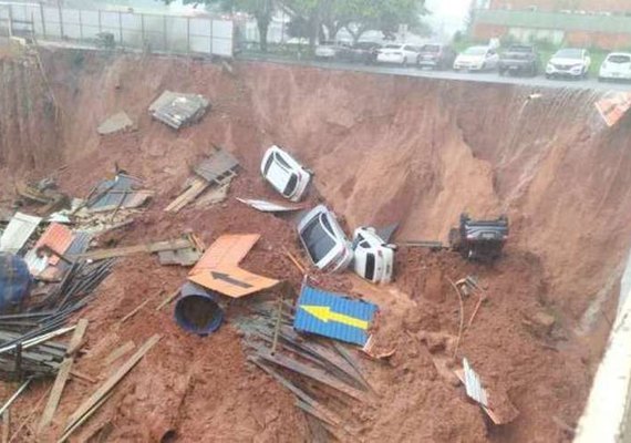 Asfalto cede e cratera engole carros durante chuva em Brasília