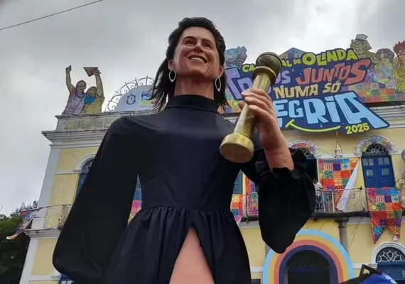 Totalmente aclamada: boneca gigante de Fernanda Torres atrai multidão de fãs em Olinda