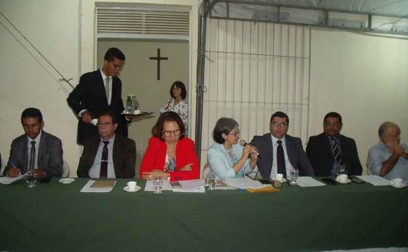 Vereadores de Arapiraca realizam sessão em pátio de igreja