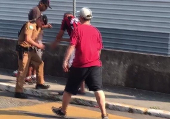 Torcedor do Athletico perde a mão ao soltar sinalizador em embarque do time
