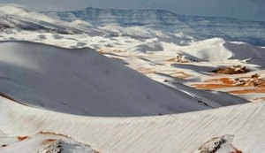 Neve cai no deserto do Saara após rara onda de frio