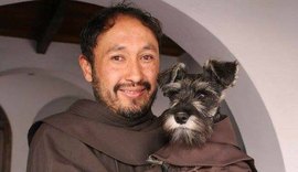 Monges adotam cão de rua e o transformam em 'frei'