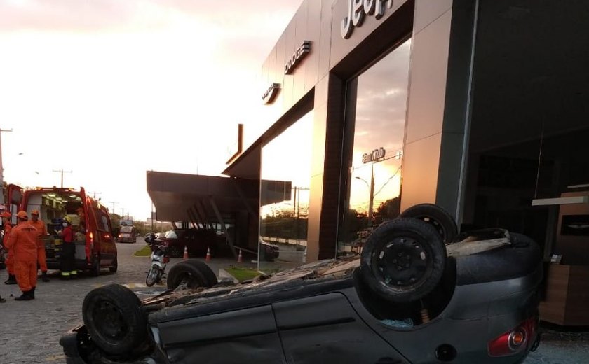 Motorista sobra em curva no Petrópolis e capota com criança de 2 anos dentro do carro