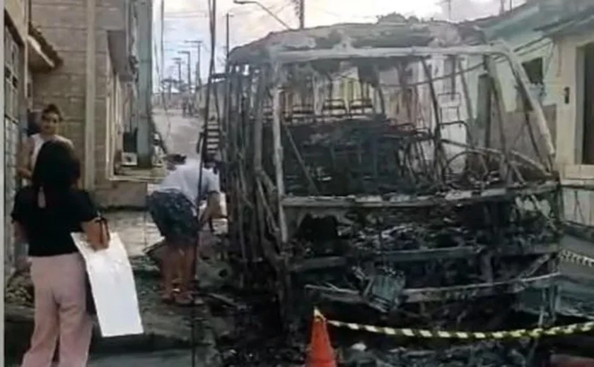 Micro-ônibus fica totalmente destruído após incendiar em Rio largo