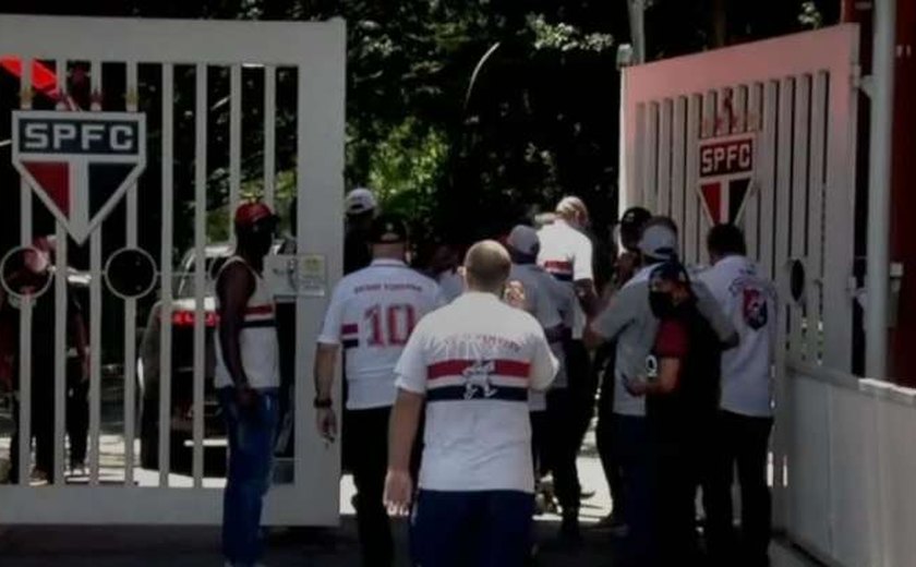 Torcedores do São Paulo vão ao CT e conversam com comissão técnica e jogadores