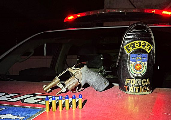 PM apreende arma, drogas e recupera veículo roubado