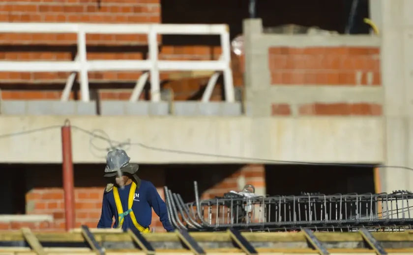 Construção empregou 2,5 milhões e pagou média de 2,1 salários mínimos