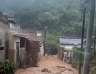 Moradores registram colapso de barreira na Grota do Macaco, no Feitosa