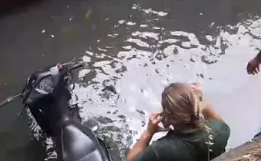 Mulher perde o controle da motocicleta e vai parar dentro de vala do Riacho Salgadinho