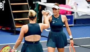 Dupla de Luisa Stefani avança às quartas do WTA 1000 de Pequim