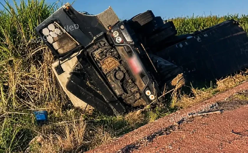 Motorista fica ferido após carreta tombar na BR-101, em São Miguel dos Campos