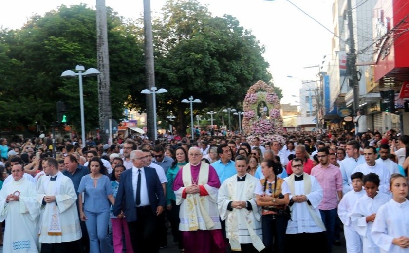 Multidão reverencia padroeira de Arapiraca