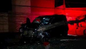 Carro derruba poste após atingir motocicletas e deixa parte de Paripueira sem energia