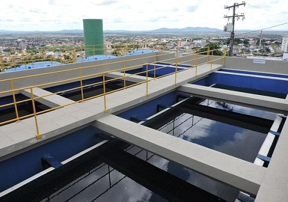 Casal conserta adutora para retomar plenamente abastecimento de Palmeira dos Índios