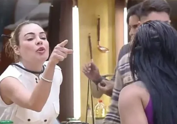 Favorita ao prêmio, Rachel Sheherazade é expulsa de 'A Fazenda 15' após agressão