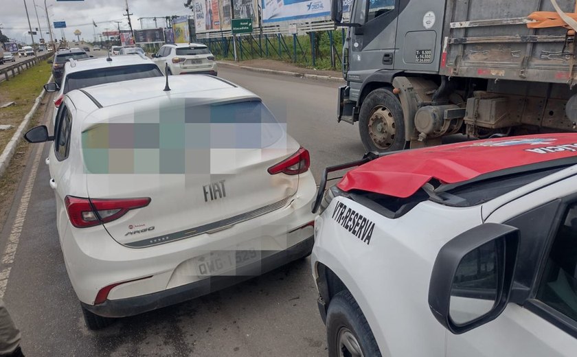 Colisão envolvendo viatura da Polícia Militar de Alagoas é registrada em Arapiraca