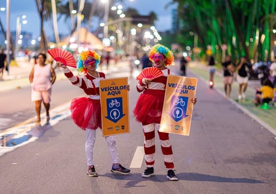 Prefeitura leva ação educativa à Orla Aberta sobre o uso de faixas na Ponta Verde
