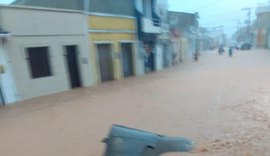 Chuvas: Rio Jacuípe transborda e moradores deixam suas casas